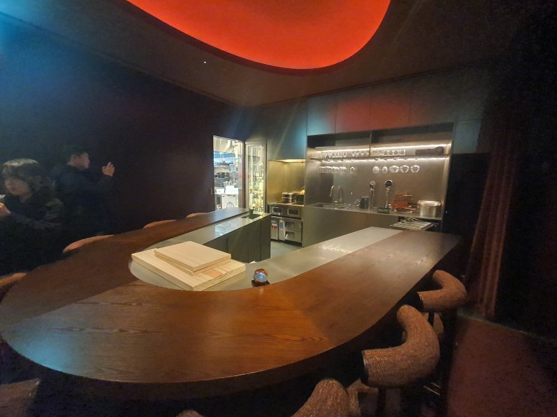 '하우스오브신세계 청담' 지상 1층 다이닝 레스토랑 '모노로그' 내부.