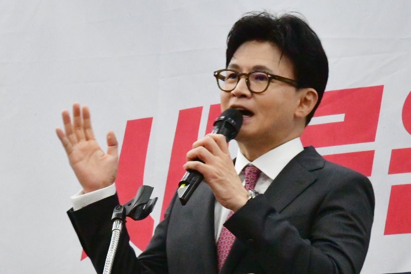 [광주=뉴시스] 이현행 기자 = 한동훈 전 국민의힘 대표가 지난 8월 11일 오후 광주 서구 홀리데이인호텔에서 열린 김화진 국힘 전남도당위원장 취임식에 참석해 축사하고 있다. 2025.08.11. lhh@newsis.com