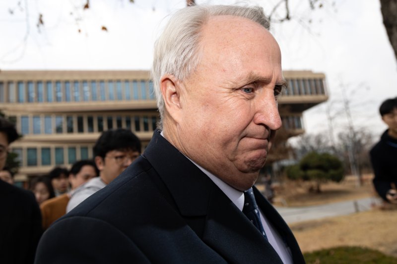 인요한 국민의힘 의원이 10일 서울 여의도 국회 소통관에서 의원직 사퇴 입장 표명 기자회견을 마치고 차량으로 향하고 있다. 2025.12.10/뉴스1 ⓒ News1 이승배 기자