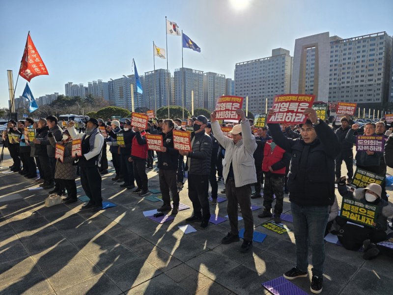 [무안=뉴시스] 구용희 기자 = 전남 지역 농민들이 9일 전남도의회 앞에서 벼 경영안정대책비 50% 삭감안에 강하게 반발하며 집회를 벌이고 있다. 2025.12.09. persevere9@newsis.com *재판매 및 DB 금지