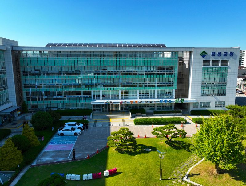 전남 보성군<사진>은 2025년 기본형 공익직불금 지급 대상자를 9924농가(1만198.4㏊)로 최종 확정하고, 10일 총 233억7500만원을 일괄 지급했다고 밝혔다. 보성군 제공