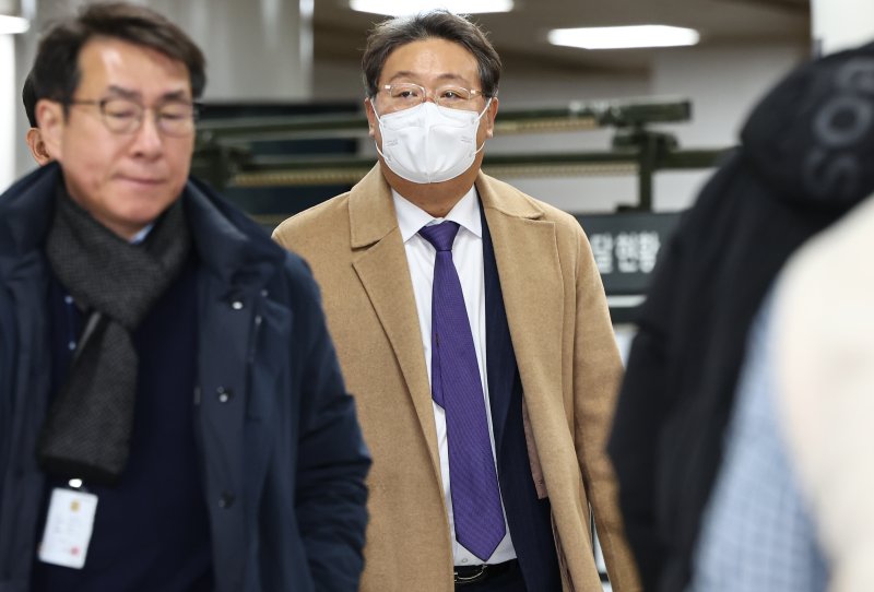 '쌍방울 대북 송금 사건' 관련 업무상 횡령 혐의를 받는 방용철 전 쌍방울 부회장이 10일 서울 서초구 서울중앙지방법원에서 열린 구속 전 피의자 심문(영장실질심사)에 출석하고 있다. 뉴스1