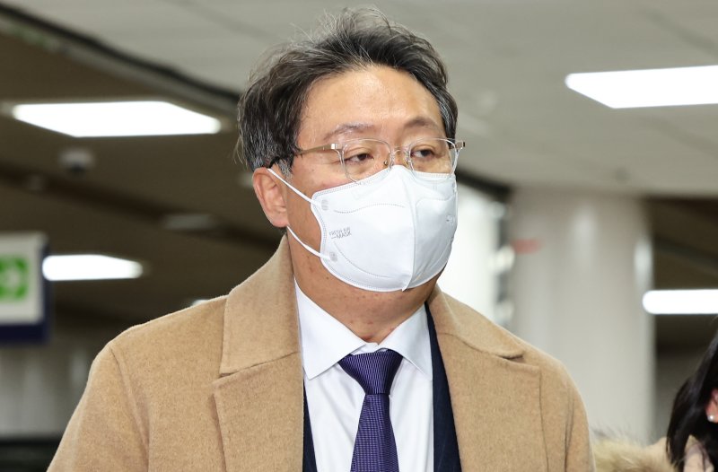 '쌍방울 대북 송금 사건' 관련 업무상 횡령 혐의를 받는 방용철 전 쌍방울 부회장이 10일 서울 서초구 중앙지방법원에서 열린 구속 전 피의자 심문(영장실질심사)에 출석하고 있다. ⓒ News1 김도우 기자