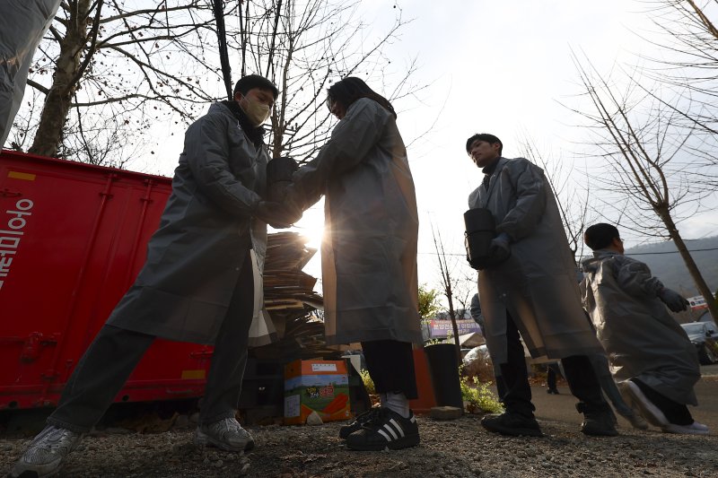 [서울=뉴시스] 김근수 기자 = 공감언론 뉴시스 임직원들과 대한장애인체육회 임직원들이 10일 오전 서울 강남구 구룡마을에서 공감언론 뉴시스와 함께하는 2025년 대한장애인체육회 사랑의 연탄 나눔 봉사활동을 하고 있다. 2025.12.10. ks@newsis.com