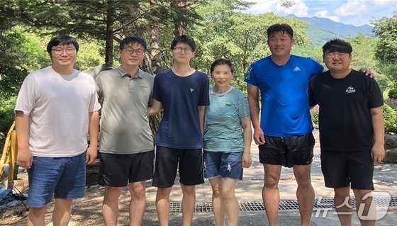 경기 여주도시공사 소속 장복수 차장(사진 오른쪽에서 두 번째)이 지난 8월 1일 강원 횡성군 한 계곡에서 물에 빠진 모자를 구한 뒤 사진을 찍은 모습.여주도시공사 제공. 재판매 및 DB 금지)/뉴스1