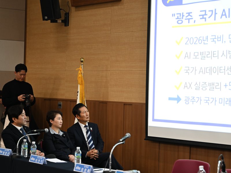 [광주=뉴시스] 이현행 기자 = 정청래 더불어민주당 대표가 10일 오전 광주 서구 김대중컨벤션센터에서 열린 호남발전특별위원회 성과보고회에 참석해 발표를 경청하고 있다. 2025.12.10. lhh@newsis.com