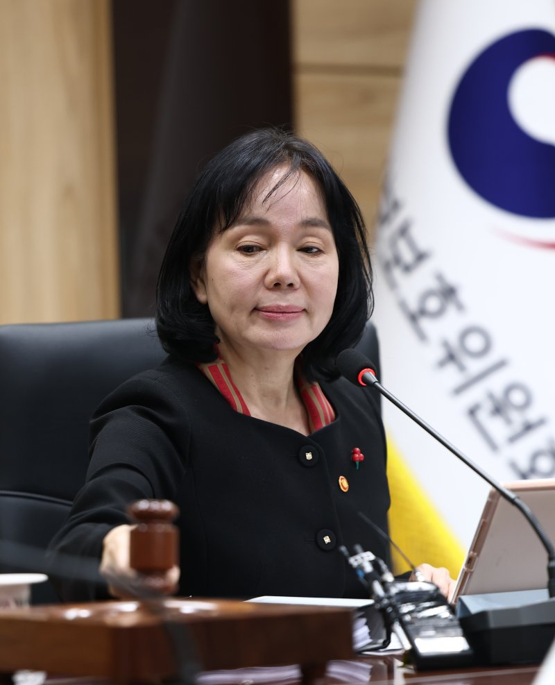 제26회 개인정보보호위원회 전체회의 (서울=연합뉴스) 윤동진 기자 = 송경희 개인정보보호위원회 위원장이 10일 서울 종로구 정부서울청사에서 열린 제26회 개인정보보호위원회 전체회의에서 의사봉을 두드리고 있다. 2025.12.10 mon@yna.co.kr (끝)