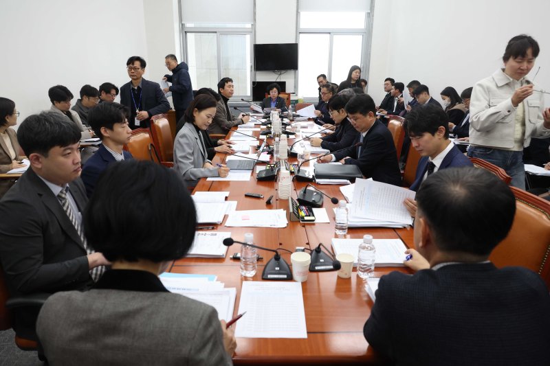 [서울=뉴시스] 조성봉 기자 = 김현 국회 과방위 정보통신방송법안심사소위원장이 10일 오전 서울 여의도 국회에서 열린 과학기술정보방송통신위원회 정보통신방송법안심사소위원회에서 회의를 주재하고 있다. 2025.12.10. suncho21@newsis.com