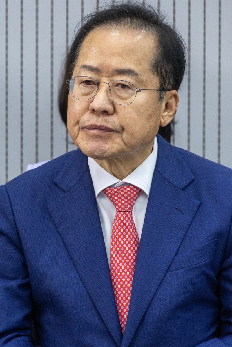 [서울=뉴시스] 국회사진기자단= 제21대 대통령후보자 국민의힘 3차 경선 진출자를 발표하는 29일 오후 서울 여의도 국민의힘 중앙당사에서 홍준표 후보가 결과를 기다리고 있다. 2025.04.29. photo@newsis.com