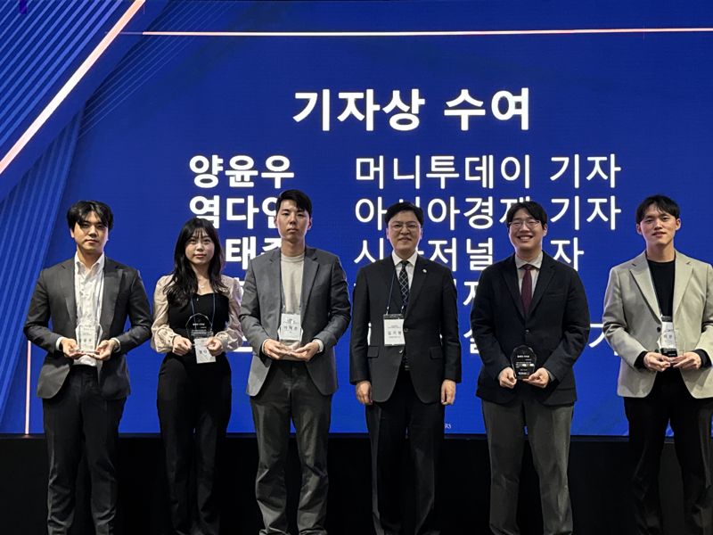 김기원 한국법조인협회장(오른쪽 세번째)이 10일 서울 서초구 엘타워에서 진행된 10주년 기념행사 및 정기총회를 열고 본지 최은솔 기자(오른쪽 첫번째)에게 '올해의 기자상'을 수여한 뒤 기념촬영을 하고 있다. 사진=한국법조인협회