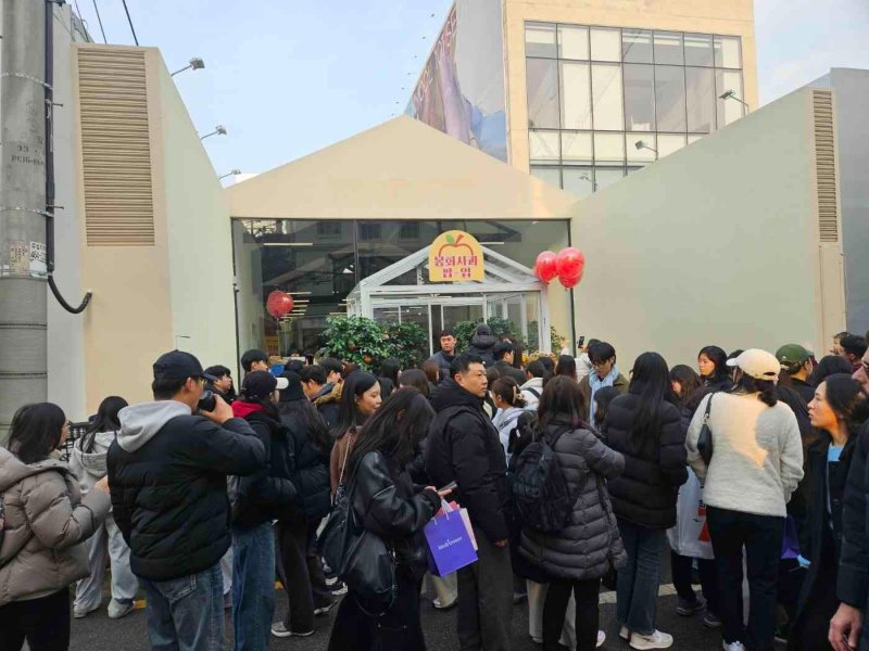 지난 6~7일 서울 성수동에서 열린 '봉화사과 팝업스토어'에 방문객이 몰려 크게 붐볐다. (봉화군 제공. 재판매 및 DB 금지)2025.12.10/뉴스1