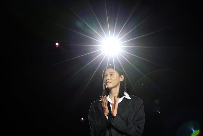 [인천=뉴시스] 이영환 기자 = 김연경이 18일 오후 인천 부평구 삼산월드체육관에서 열린 진에어 2025-2026 V리그 여자부 흥국생명과 정관장의 경기 종료 후 진행된 은퇴식에서 박수를 보내고 있다. 2025.10.18. 20hwan@newsis.com