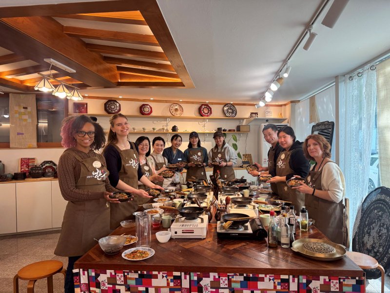 [세종=뉴시스] 한우자조금관리위원회는 방한 외국인 관광객을 대상으로 한우의 글로벌 경쟁력과 가치를 알리는 '한우 미식투어 및 쿠킹클래스'를 완료했다고 10일 밝혔다. 사진은 한우 쿠킹 클래스에 참여한 외국인 관광객들 모습. (사진=한우자조금 제공) 2025.12.10. photo@newsis.com *재판매 및 DB 금지