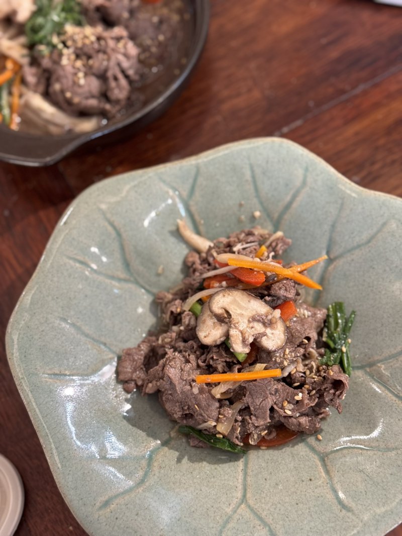 [세종=뉴시스] 한우자조금관리위원회는 방한 외국인 관광객을 대상으로 한우의 글로벌 경쟁력과 가치를 알리는 '한우 미식투어 및 쿠킹클래스'를 완료했다고 10일 밝혔다. 사진은 한우 쿠킹 클래스 한우 불고기. (사진=한우자조금 제공) 2025.12.10. photo@newsis.com *재판매 및 DB 금지