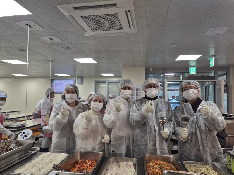 [용인=뉴시스]성지중학교 급식실 '온기당'이 현대식으로 10일 문을 열었다.2025.12.10.photo@newsis.com *재판매 및 DB 금지