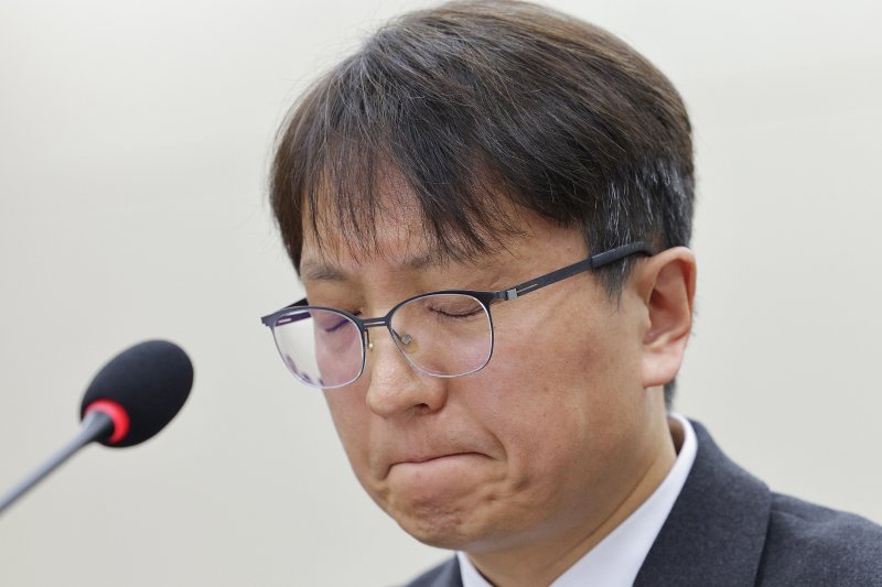 박대준 쿠팡 대표이사가 2일 서울 여의도 국회 과학기술정보방송통신위원회에서 열린 쿠팡 침해사고 관련 현안 질의에서 생각에 잠겨 있다. 2025.12.2/뉴스1 ⓒ News1 신웅수 기자