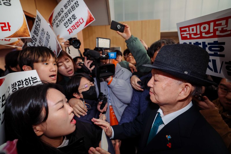 10일 서울 중구 안중근 의사 기념관에서 열린 인권의날 기념행사에 참석하던 안창호 국가인권위원회 위원장이 국가인권위원회 바로잡기 공동행동에 가로막혀 있다. (공동취재) 2025.12.10/뉴스1 ⓒ News1 김진환 기자