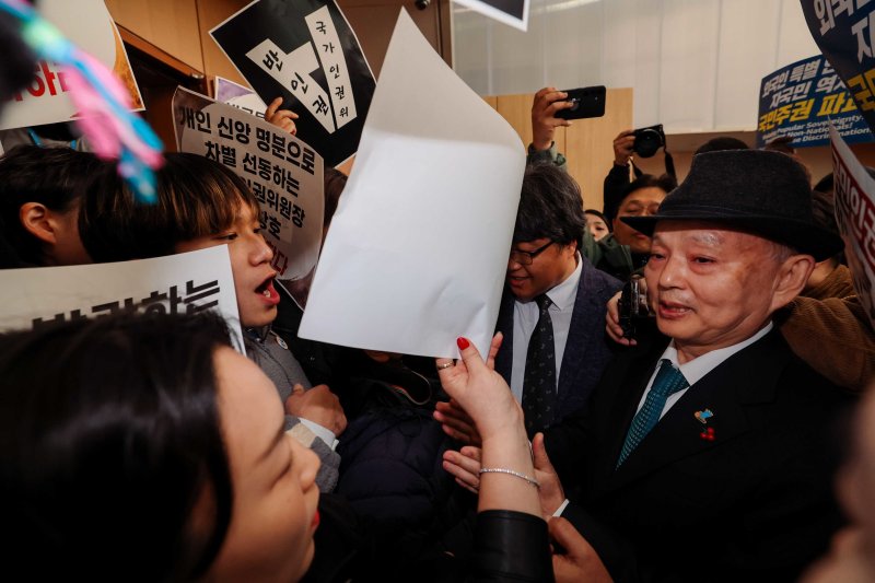 10일 서울 중구 안중근 의사 기념관에서 열린 인권의날 기념행사에 참석하던 안창호 국가인권위원회 위원장이 국가인권위원회 바로잡기 공동행동에 가로막혀 있다. (공동취재) 2025.12.10/뉴스1 ⓒ News1 김진환 기자