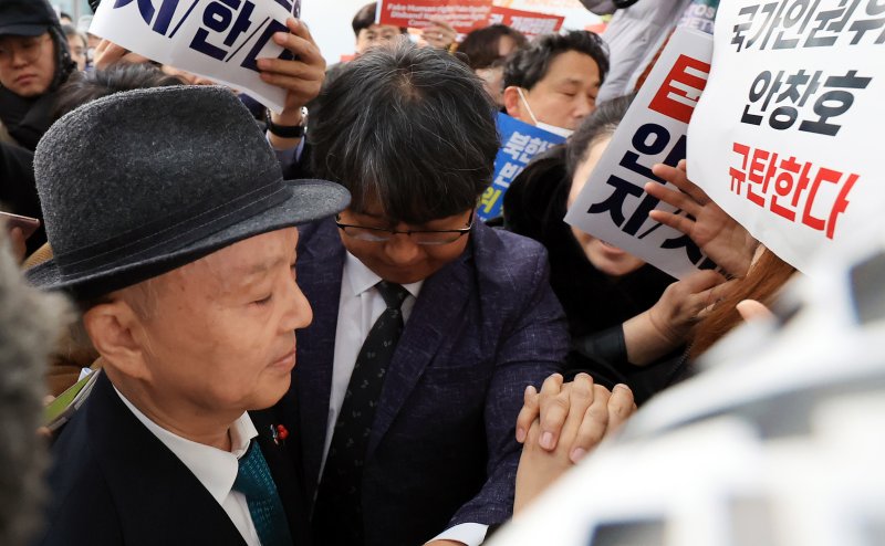 안창호 국가인권위원회 위원장이 10일 오전 서울 중구 안중근의사기념관에서 진행되는 2025 인권의날 기념식에 참석하기 위해 행사장에 도착했으나, 인권위바로잡기공동행동(공동행동)등 사퇴를 촉구하는 시민단체에 의해 입장이 저지되고 있다. 2025.12.10/뉴스1 ⓒ News1 김진환 기자