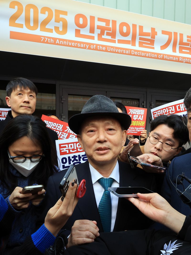 안창호 국가인권위원회 위원장이 10일 오전 서울 중구 안중근의사기념관에서 진행되는 2025 인권의날 기념식에 참석하기 위해 행사장에 도착했으나, 인권위바로잡기공동행동(공동행동)등 사퇴를 촉구하는 시민단체에 의해 발길을 돌리고 있다. 2025.12.10/뉴스1 ⓒ News1 김진환 기자