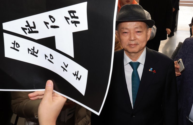 안창호 국가인권위원회 위원장이 10일 오전 서울 중구 안중근의사기념관에서 진행되는 2025 인권의날 기념식에 참석하기 위해 행사장에 도착했으나, 인권위바로잡기공동행동(공동행동)등 사퇴를 촉구하는 시민단체에 의해 입장이 저지되고 있다. 2025.12.10/뉴스1 ⓒ News1 김진환 기자