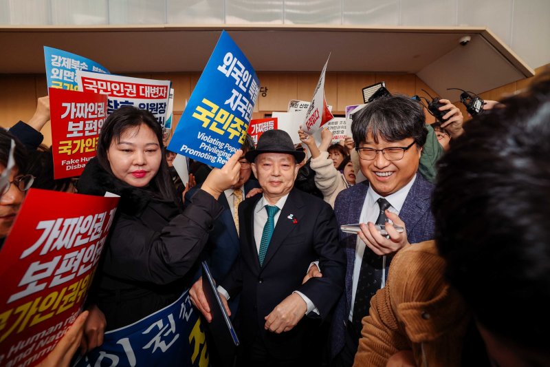 10일 서울 중구 안중근 의사 기념관에서 열린 인권의날 기념행사에 참석하던 안창호 국가인권위원회 위원장이 국가인권위원회 바로잡기 공동행동에 가로막히자 돌아 나가고 있다. (공동취재) 2025.12.10/뉴스1 ⓒ News1 김진환 기자