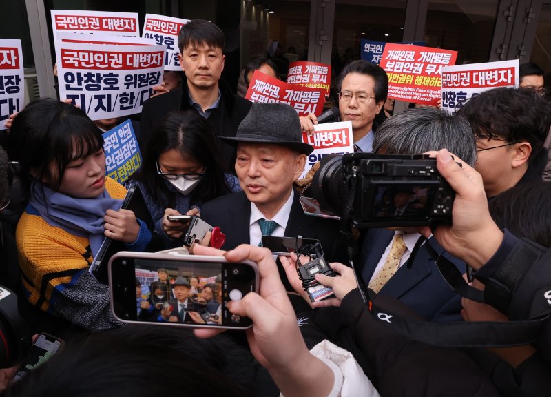 안창호 인권위원장이 10일 서울 중구 안중근의사기념관에서 열린 세계인권선언 77주년 2025 인권의 날 기념식에 참석하려다 인권단체 회원들에게 저지당해 발길을 돌린 뒤 입장 표명을 하고 있다. (공동취재) 2025.12.10/뉴스1 ⓒ News1 김진환 기자