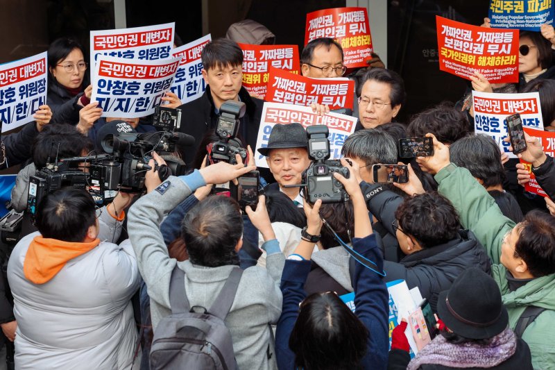10일 서울 중구 안중근 의사 기념관에서 열린 인권의날 기념행사에 참석하던 안창호 국가인권위원회 위원장이 국가인권위원회 바로잡기 공동행동에 가로막히자 돌아 나가고 있다. (공동취재) 2025.12.10/뉴스1 ⓒ News1 김진환 기자