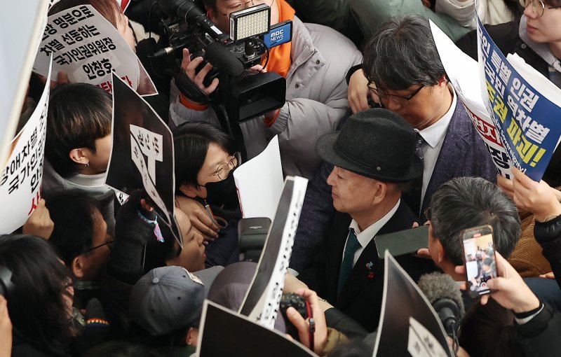 안창호 국가인권위원회 위원장이 10일 오전 서울 중구 안중근의사기념관에서 진행되는 2025 인권의날 기념식에 참석하기 위해 행사장에 도착했으나, 인권위바로잡기공동행동(공동행동)등 사퇴를 촉구하는 시민단체에 의해 입장이 저지되고 있다. 2025.12.10/뉴스1 ⓒ News1 김진환 기자