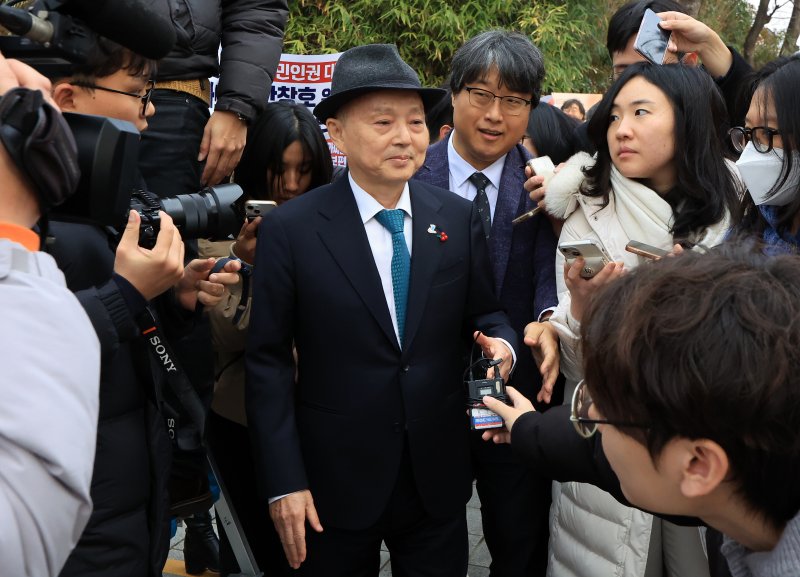 안창호 국가인권위원회 위원장이 10일 오전 서울 중구 안중근의사기념관에서 진행되는 2025 인권의날 기념식에 참석하기 위해 행사장에 도착했으나, 인권위바로잡기공동행동(공동행동)등 사퇴를 촉구하는 시민단체에 의해 발길을 돌리고 있다. 2025.12.10/뉴스1 ⓒ News1 김진환 기자