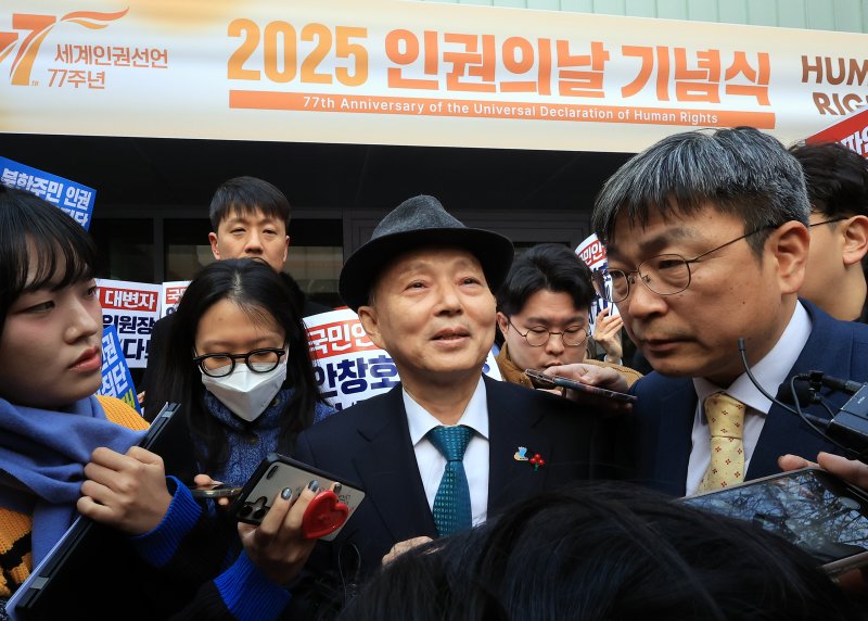 안창호 국가인권위원회 위원장이 10일 오전 서울 중구 안중근의사기념관에서 진행되는 2025 인권의날 기념식에 참석하기 위해 행사장에 도착했으나, 인권위바로잡기공동행동(공동행동)등 사퇴를 촉구하는 시민단체에 의해 발길을 돌리고 있다. 2025.12.10/뉴스1 ⓒ News1 김진환 기자