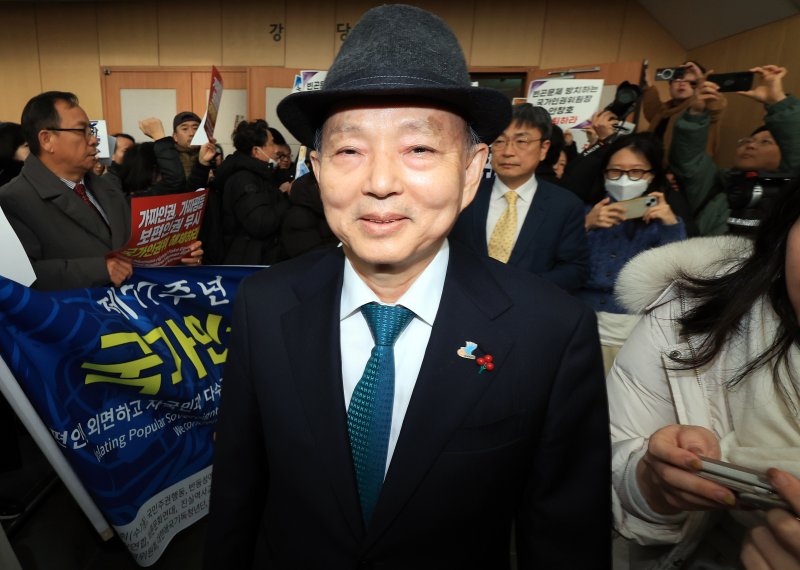 안창호 국가인권위원회 위원장이 10일 오전 서울 중구 안중근의사기념관에서 진행되는 2025 인권의날 기념식에 참석하기 위해 행사장에 도착했으나, 인권위바로잡기공동행동(공동행동)등 사퇴를 촉구하는 시민단체에 의해 발길을 돌리고 있다. 2025.12.10/뉴스1 ⓒ News1 김진환 기자