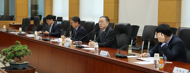 [대전=뉴시스] 이명구 관세청장(오른쪽 두번째)이 9일 서울세관에서 열린 관세청 수사발전 자문위원회 출범식에서 발언하고 있다.(사진=관세청 제공) *재판매 및 DB 금지