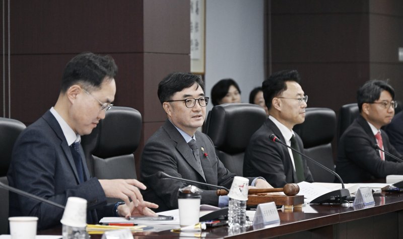 임기근 기획재정부 차관이 10일 오후 서울 종로구 한국무역보험공사에서 열린 '공공기관운영위원회'를 주재하고 있다. (기획재정부 제공. 뉴스1