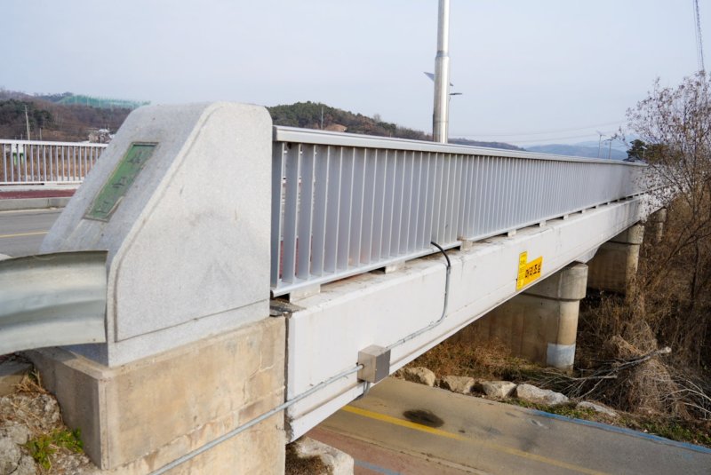 교량 받침 7곳의 기능이 저하돼 안전진단 C등급을 받은 증평 사곡교.(증평군 제공)/뉴스1