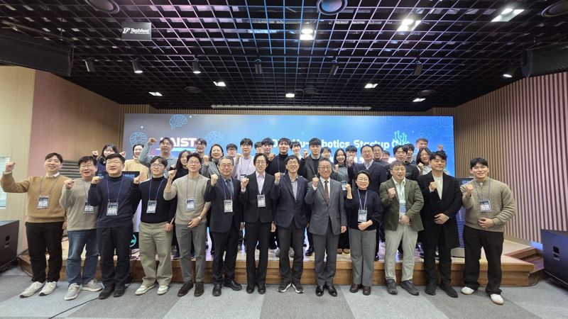 지난 9일 대전스타트업파크 본부에서 열린 ‘2025 KAIST 휴로보틱스 스타트업컵(Hu-Robotics Startup Cup)’ 수상자 등 참석자들이 기념촬영하고 있다. KAIST 제공
