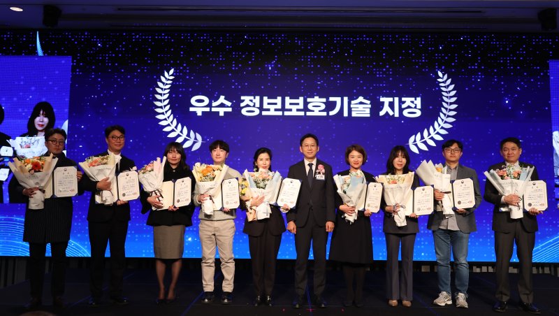 [서울=뉴시스] 종합 정보보안 전문기업 수산아이앤티는 지난 9일 열린 '2025 정보보호산업인의 밤' 기념식에서 '우수 정보보호기술' 분야 과학기술정보통신부 장관상을 수상했다고 10일 밝혔다. 사진은 수산아이앤티 정은아 대표(오른쪽에서 4번째)가 우수 정보보호기술 지정 과학기술정보통신부 장관 표창을 수상하고 기념촬영을 한 모습. (사진=수산아이앤티 제공) 2025.12.10. photo@newsis.com *재판매 및 DB 금지