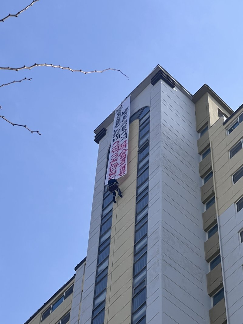 10일 오후 1시 5분쯤 전남 나주시 빛가람동의 한 아파트에서 남성이 외벽에 매달린 채 고공 농성을 벌여 소방당국이 구조작업하고 있다.(전남 나주소방 제공. 재판매 및 DB 금지)