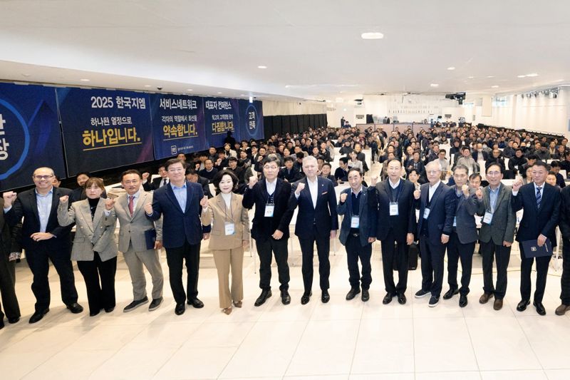 9일 인천 부평구 인천삼산월드체육관에서 열린 GM 한국사업장 전국 협력 서비스 및 판매 네트워크 대표자 콘퍼런스 행사장에서 헥터 비자레알 GM 한국사업장 사장(왼쪽 일곱번째), 구스타보 콜로시 GM 한국사업장 영업·서비스·마케팅 부문 부사장(왼쪽 첫번째), 최은영 GM 한국사업장 애프터 세일즈 서비스 부문 본부장(왼쪽 두번째)이 관계자들과 기념 사진을 촬영하고 있다. GM 한국사업장 제공.