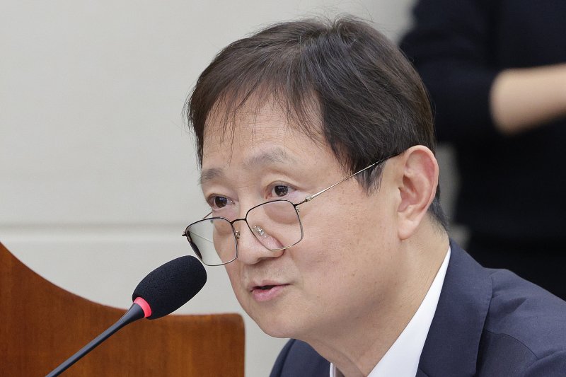 이찬진 금융감독원장이 3일 서울 여의도 국회 정무위원회에서 열린 쿠팡 개인정보 유출 관련 현안질의에서 의원 질의에 답변하고 있다. 2025.12.3/뉴스1 ⓒ News1 신웅수 기자