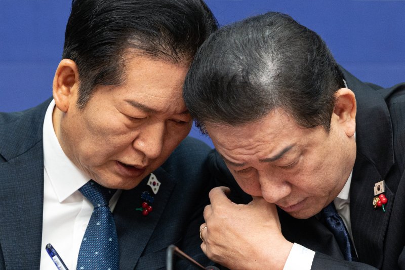 정청래 더불어민주당 대표와 김병기 원내대표가 5일 서울 여의도 국회에서 열린 최고위원회의에서 대화하고 있다. 2025.12.5/뉴스1 ⓒ News1 이승배 기자