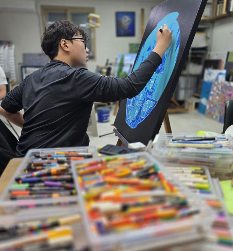 손우진 학생(15세)이 서양화 그림을 그리고 있는 모습 /사진=파이낸셜뉴스 사진DB