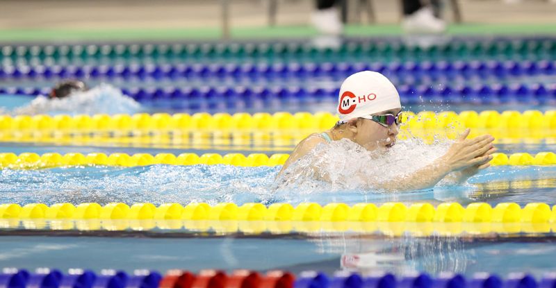 황신 양(16세)이 수영장에서 접영을 하고 있는 모습 /사진=파이낸셜뉴스 사진DB