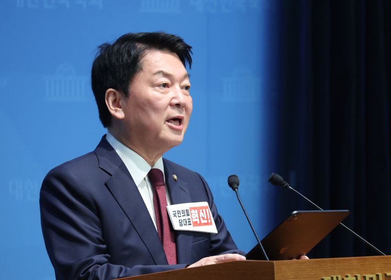 [서울=뉴시스] 고승민 기자 = 안철수 국민의힘 의원이 지난 8월20일 서울 여의도 국회 소통관에서 현안 기자회견을 하고 있다. 2025.08.20. kkssmm99@newsis.com