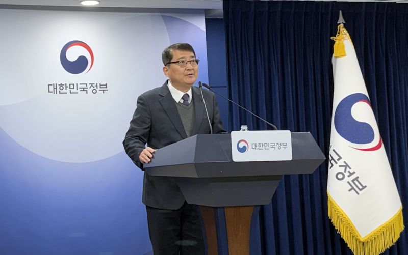 김경우 과학기술정보통신부 전파정책기획과장이 10일 서울 종로구에 위치한 정부청사에서 '이동통신 주파수 재할당 세부 정책방안'을 발표하고 있다. 사진=최혜림 기자