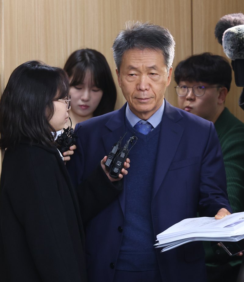 [서울=뉴시스] 박주성 기자 = 김용원 국가인권위원회 상임위원이 1일 오후 서울 중구 국가인권위원회에서 열린 제22차 전원위원회의에 참석하며 취재진 질문을 받고 있다. 이날 양평 공무원 사망 사건과 관련해 민중기 특별검사팀의 인권침해가 있었는지 검토하는 직권조사 결과 보고서를 의결한다. 2025.12.01. park7691@newsis.com