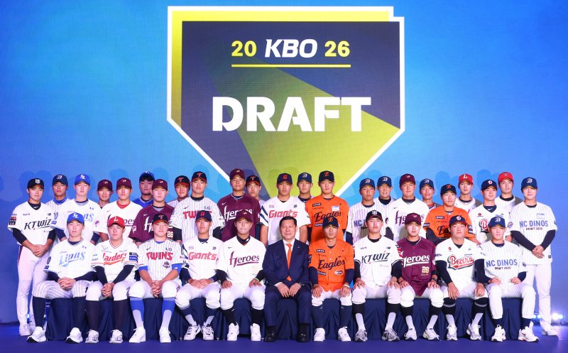 [서울=뉴시스] 황준선 기자 = 17일 오후 서울 송파구 롯데호텔월드에서 열린 2026 KBO 신인 드래프트에서 지명된 신인 선수들과 허구연(앞줄 왼쪽 여섯 번째) KBO 총재가 기념촬영을 하고 있다. 2025.09.17. hwang@newsis.com