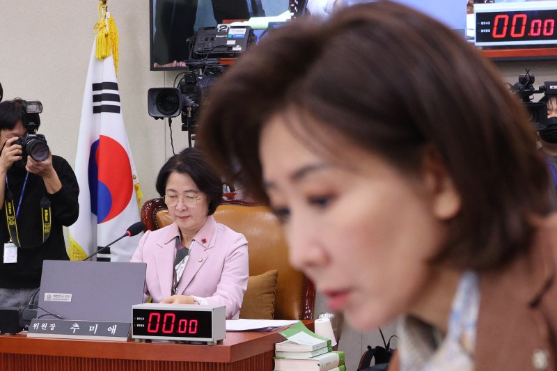 추미애 위원장과 나경원 국민의힘 의원이 10일 서울 여의도 국회에서 열린 법제사법위원회 전체회의에 참석하고 있다. 2025.12.10/뉴스1 ⓒ News1 신웅수 기자