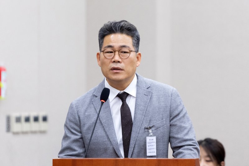 백해룡 경정이 서울 여의도 국회에서 열린 법제사법위원회 대검찰청 등에 대한 국정감사에 출석해 의원 질의에 답변하고 있다. 2025.10.27/뉴스1 ⓒ News1 이승배 기자