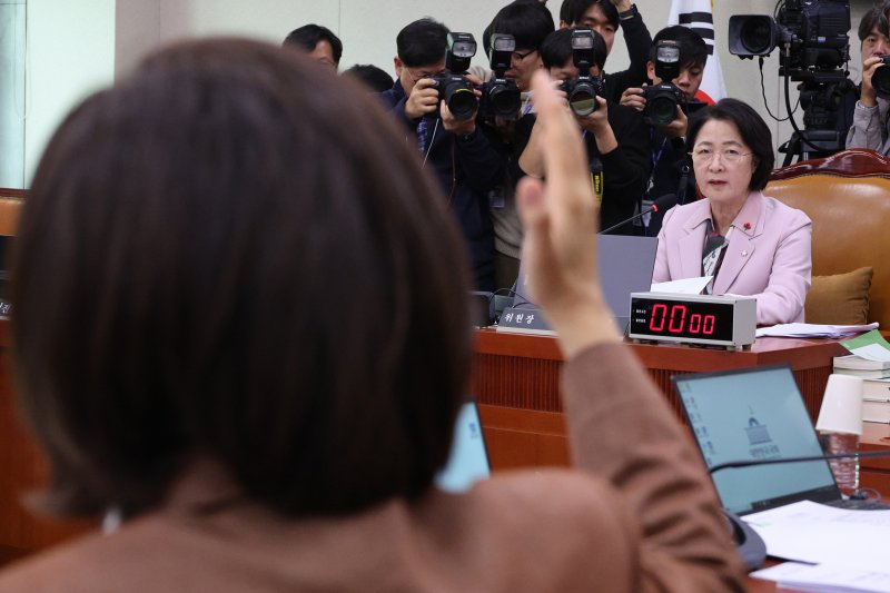 나경원 국민의힘 의원이 10일 서울 여의도 국회에서 열린 법제사법위원회 전체회의에서 추미애 위원장에게 항의하고 있다. 2025.12.10/뉴스1 ⓒ News1 신웅수 기자